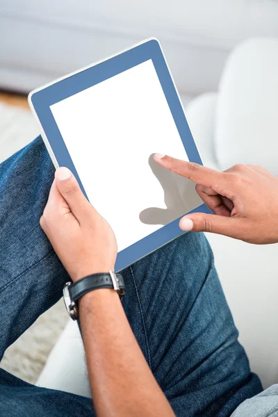 Man aan te raken op tablet pc — Stockfoto