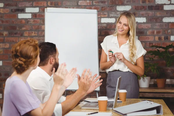 Collega's applaudisseren zakenvrouw — Stockfoto