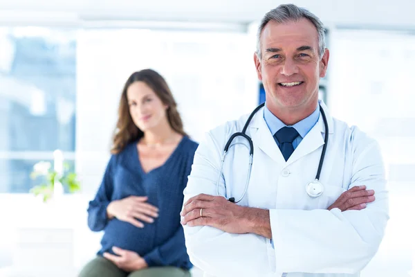 Medico maschio con donna incinta — Foto Stock