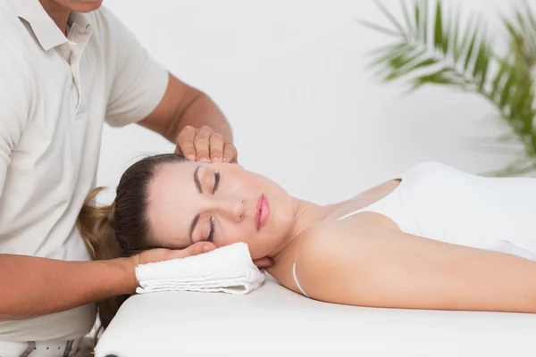 Mulher recebendo massagem no pescoço — Fotografia de Stock