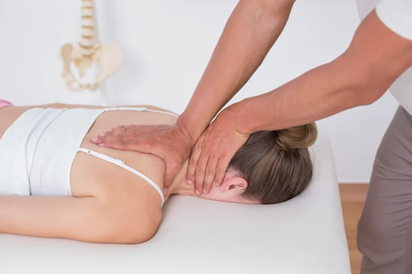 Fisioterapeuta haciendo masaje de cuello al paciente —  Fotos de Stock