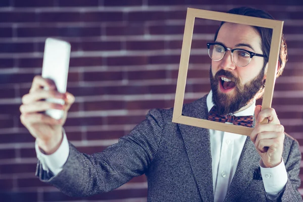 Man selfie nemen terwijl frame — Stockfoto