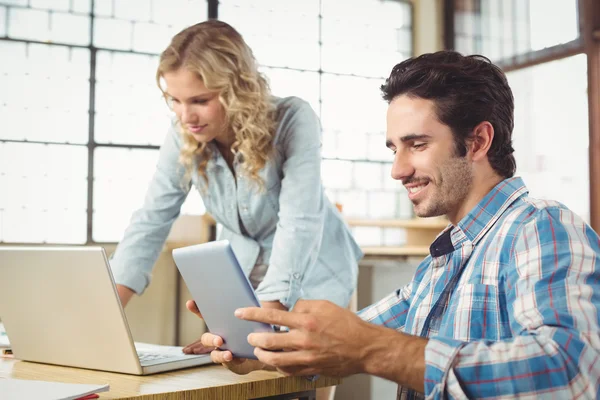 Kreative Geschäftsleute arbeiten — Stockfoto