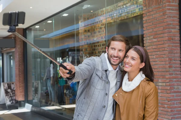 Pareja tomando selfie en frente de una tienda —  Fotos de Stock