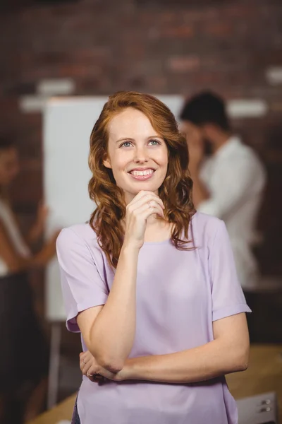 Doordachte Glimlachende zakenvrouw — Stockfoto