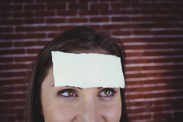 Pretty brunette with paper on head — Stock Photo, Image