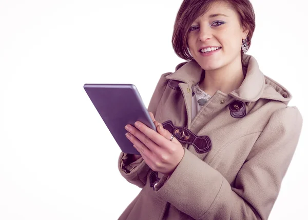 Mujer atractiva usando su tableta pc — Foto de Stock