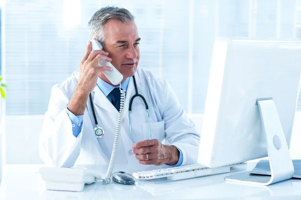 Doctor en conversación por teléfono — Foto de Stock