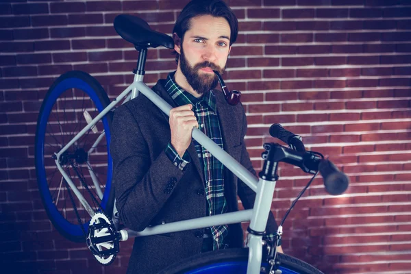 Uomo sicuro di sé con bicicletta — Foto Stock