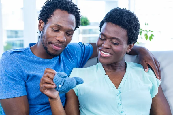 Mann und Frau schauen sich Babyschuhe an — Stockfoto