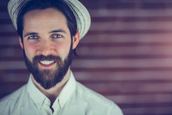 Ler man bär hat mot vägg — Stockfoto