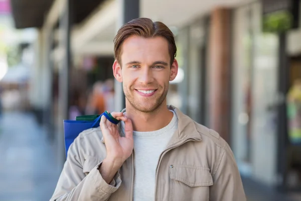 Homme souriant avec des sacs à provisions — Photo