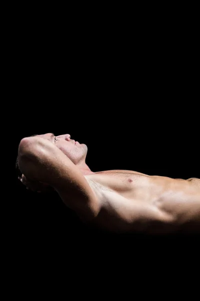 Спортсмен без рубашки в воздухе смотрит вверх — стоковое фото