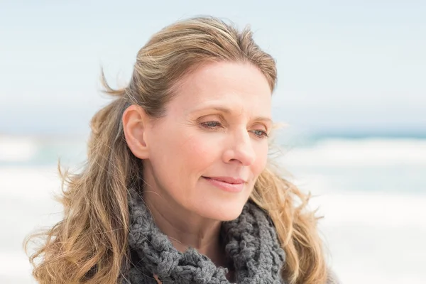 Attractive woman at beach — Stock Photo, Image