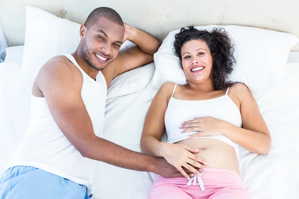 Żona w ciąży z mężem leżącego — Zdjęcie stockowe