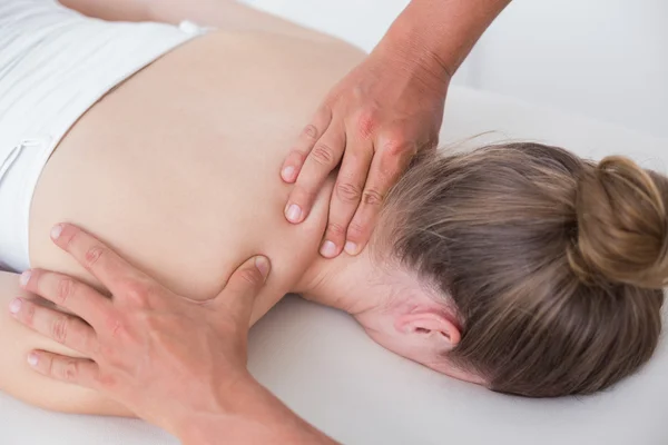 Fisioterapeuta fazendo massagem no pescoço ao paciente — Fotografia de Stock