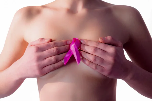 Donna nuda con nastro per il cancro al seno — Foto Stock