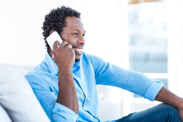Smiling man talking over phone — Stock Photo, Image