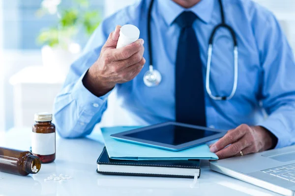 Médico com frasco de medicamentos de prescrição — Fotografia de Stock