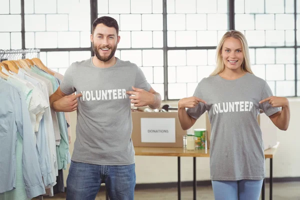 Hombre y mujer mostrando texto voluntario — Foto de Stock