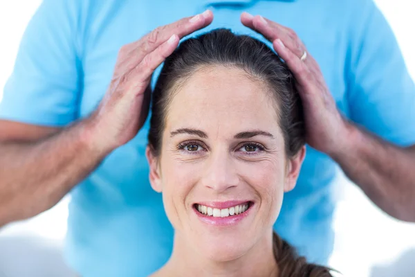 Lächelnde Frau bekommt Reiki-Behandlung — Stockfoto