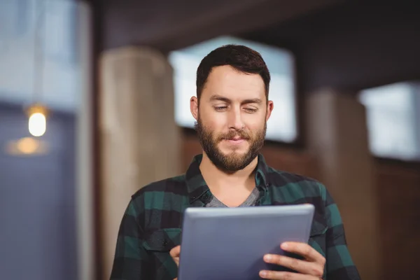 Homme utilisant une tablette numérique au bureau — Photo