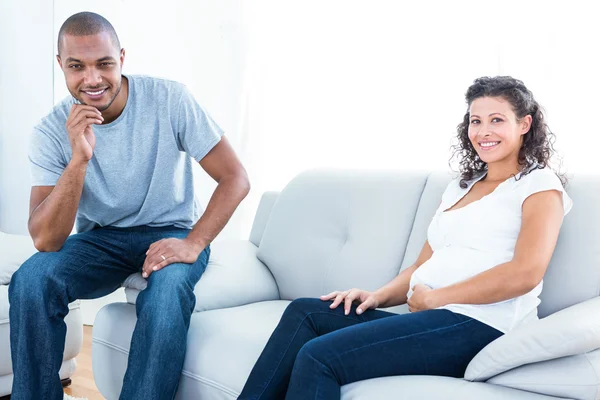 Par sitter på soffan hemma — Stockfoto
