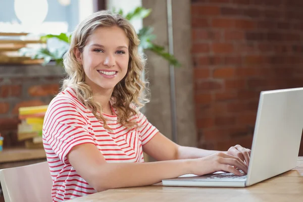 Affärskvinna som använder bärbar dator — Stockfoto