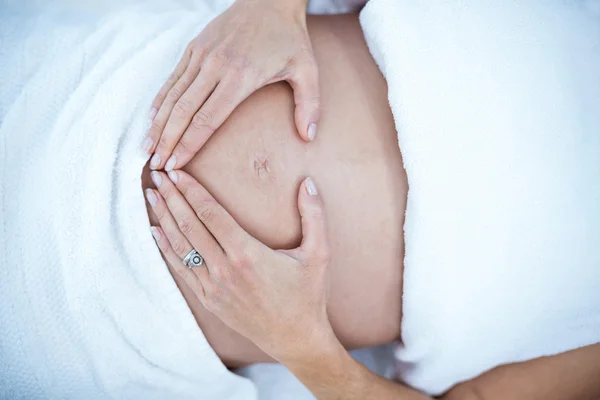 Hamile kadın karnına dokunuyor. — Stok fotoğraf