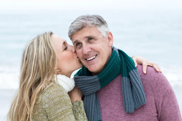 Pareja abrazándose en la playa —  Fotos de Stock