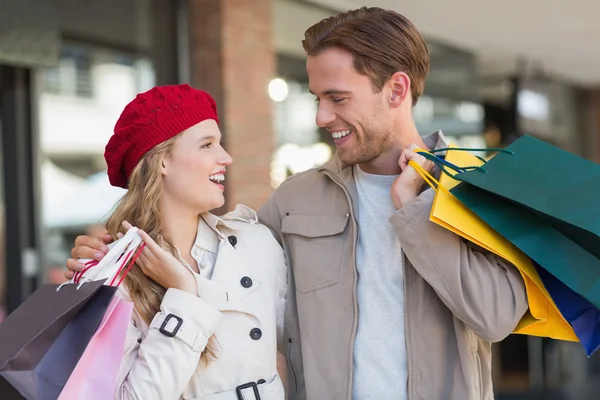 Um casal feliz com sacos de compras — Fotografia de Stock