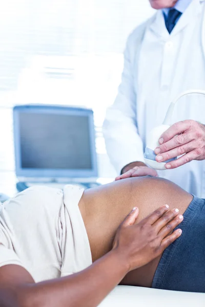 Médico realizando ultra-som na mulher grávida — Fotografia de Stock