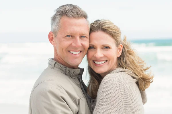 Casal feliz segurando um ao outro — Fotografia de Stock