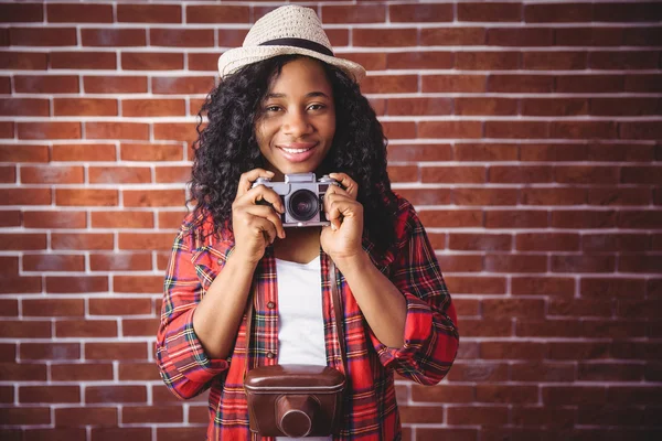 Hipster smiling and holding camera — Stock Photo, Image