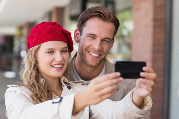 Pareja tomando selfie en el centro comercial — Foto de Stock