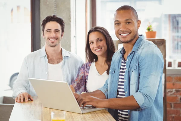 Zakenmensen die laptop gebruiken — Stockfoto