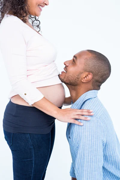 Homem sorrindo para a mulher grávida — Fotografia de Stock