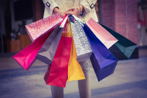 Mulher mostrando seus sacos de compras — Fotografia de Stock