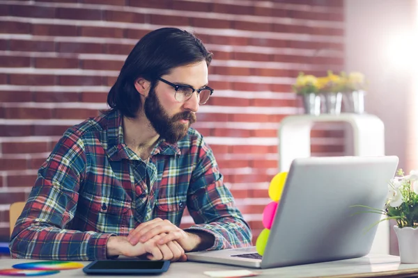 Selbstbewusster Geschäftsmann arbeitet am Laptop — Stockfoto