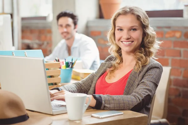 Hermosa joven empresaria en el cargo — Foto de Stock