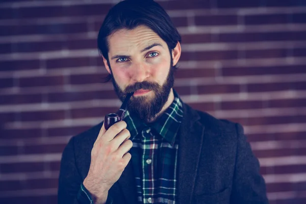 Confident man smoking pipe — Stock Photo, Image