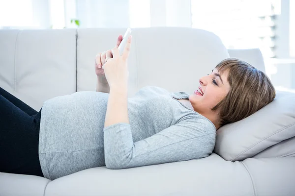 Mulher grávida usando smartphone — Fotografia de Stock