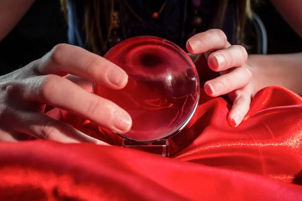 Cajero de la fortuna usando bola de cristal — Foto de Stock