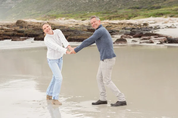 Casal segurando as mãos uns dos outros — Fotografia de Stock