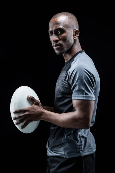 Atleta seguro de pie con pelota de rugby —  Fotos de Stock