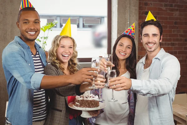 Collega's roosteren met champagne — Stockfoto