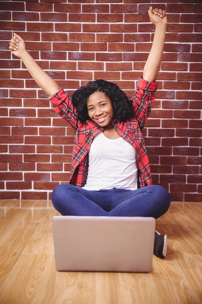 Hipster juichende en met behulp van laptop — Stockfoto