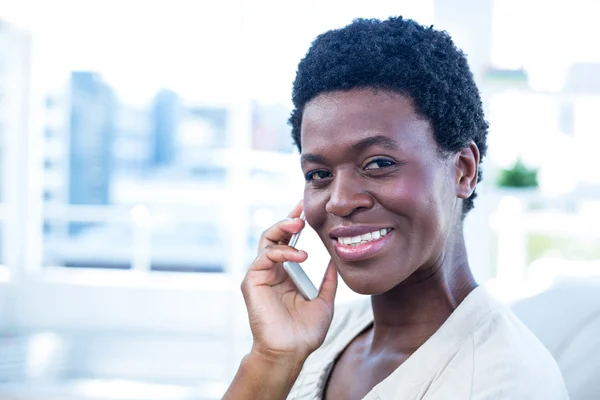 Kvinna med mobiltelefon hemma — Stockfoto