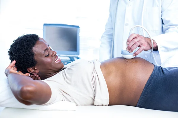 Mulher grávida enquanto médico realizando ultra-som — Fotografia de Stock