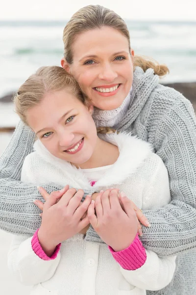 Madre e figlia giocare in spiaggia — Foto Stock